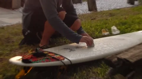 Boy waxing surfboard Vídeos de archivo 45520260