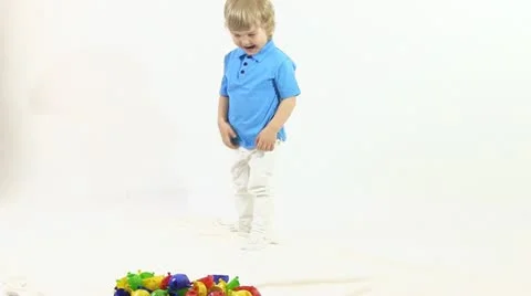 Boy in white room Видео 11431335