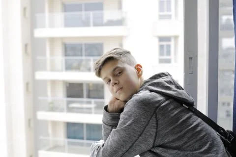 The boy by the window Foto stock