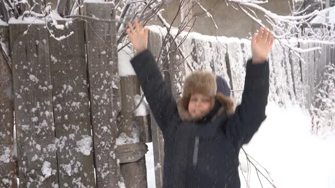 Boy in winter Stockbeeldmateriaal 100535138