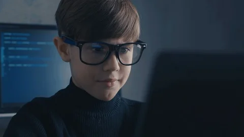 Boy Wunderkind Hacker Hacks Computer Systems. in Data Center Vidéo 101975821