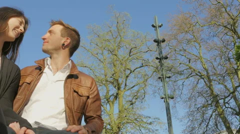 Boyfriend and girlfriend cuddle in the city Stockbeeldmateriaal 51470853