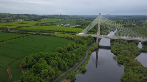 Boyne cable bridge, drone descending in front of it 스톡 동영상 109124372
