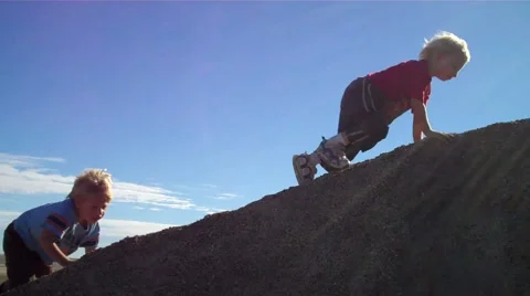 Boys climbing challenge 動画素材 1034150