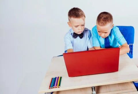 Boys at a computer on the Internet school lessons Foto stock