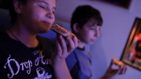 Boys eating in front of the tv 스톡 동영상 99795366