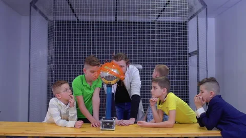 Boys explores van de graaff generator in scientific museum Stock Footage 89139336