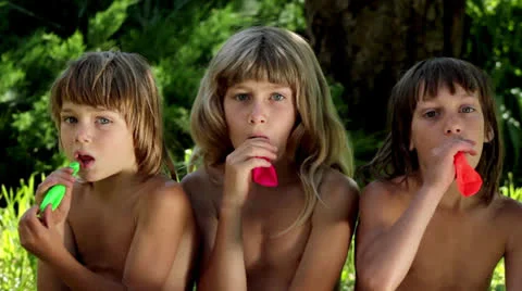Boys inflates the balloons Vidéo 24971840