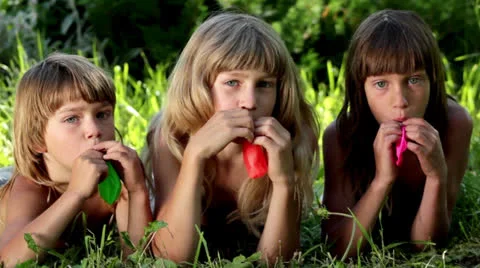 Boys inflates the balloons Vidéo 24976682