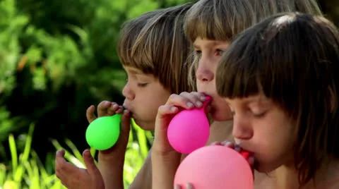 Boys inflates the balloons(close-up,profile) Vidéo 24973054