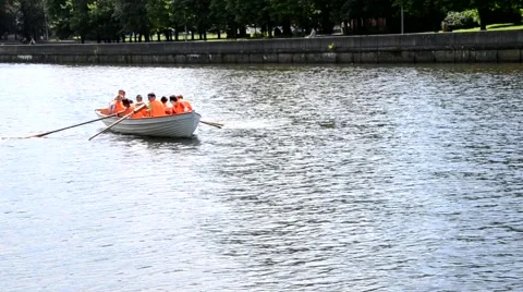 The boys on the oars floating on the Pregolya Vídeo Stock 49136809