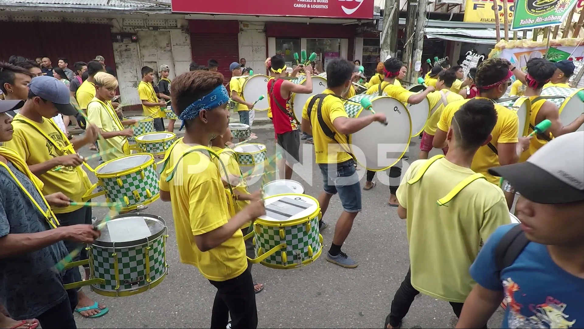 Boys Play Drum, φεστιβάλ Ati-AtihanBoys Play Drum, φεστιβάλ Ati-Atihan  