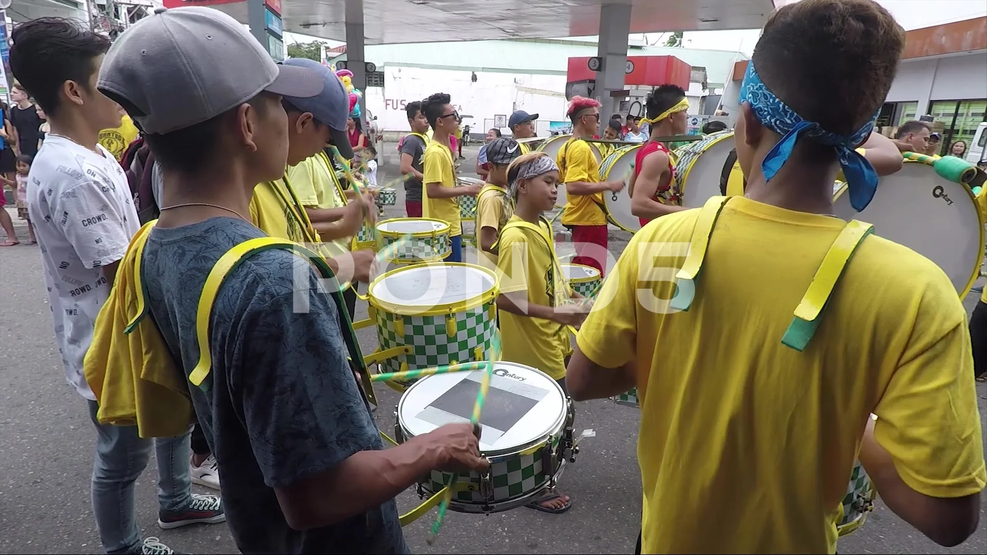 Boys Play Drums, festival Ati-AtihanBoys Play Drums, festival Ati-Atihan  