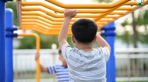 Boys play in playground. Vídeos de archivo 64749803