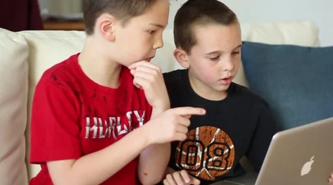 Boys take turns using laptop computer Stock-Footage 40712351