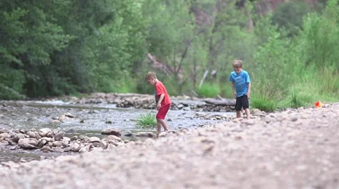 Boys throwing rocks in river 03 스톡 동영상 43386532