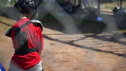 Boys trip and fall backwards playing little league baseball Vidéo 71291492