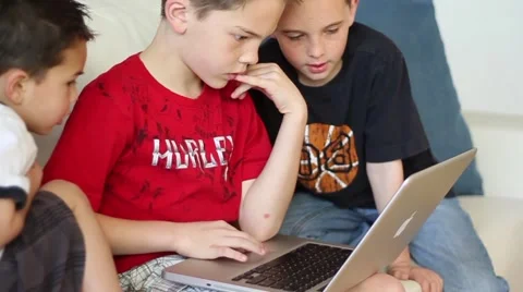 Boys using laptop computer 動画素材 40712246