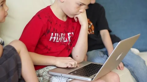 Boys using laptop computer Vídeos de archivo 40712275