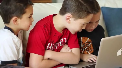 Boys using laptop computer Stock-Footage 40712314