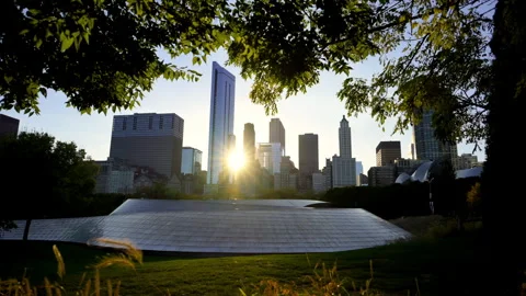 BP Pedestrian Bridge view with Chicago downtown background with a modern high 库存影片 319362747