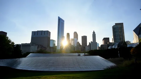 BP Pedestrian Bridge view with Chicago downtown background with modern high-rise 库存影片 319725478