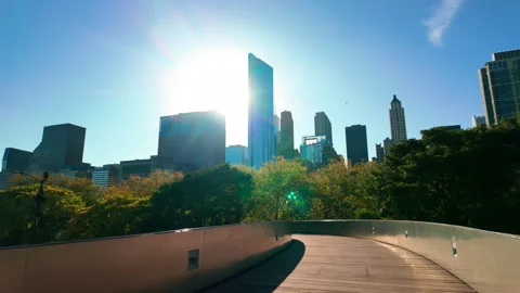 BP Pedestrian Bridge walking path in Chicago with a modern city high-rise 库存影片 319047400