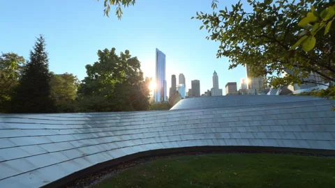 BP Pedestrian Bridge walking way in Chicago with a modern city high-rise 库存影片 319046743