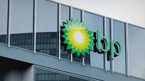 BP Stock data presented on the logo of the office facade editorial Stock-Fotos