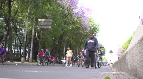 BPMX17-Mexico, man pulls bike, dozens ride on street, low angle, wide. Vídeos de archivo 47854681