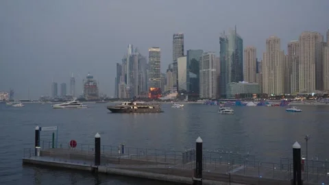 BR Beach Dubai view from Bluewaters pedestrian bridge at night Видео 331728437