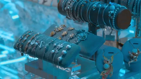 Bracelets and necklaces crafted from silver and gold inlaid with huge pearls  库存影片 330883691