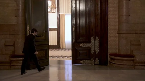 BRACELONA, SPAIN - CIRCA 2018 - A man opens the door in a room of the parliament Video stock 114584187