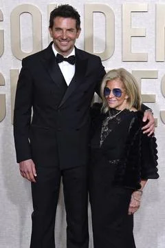  Bradley Cooper mit Mutter Gloria Campano bei der Verleihung der 81. Golde... Stock Photos
