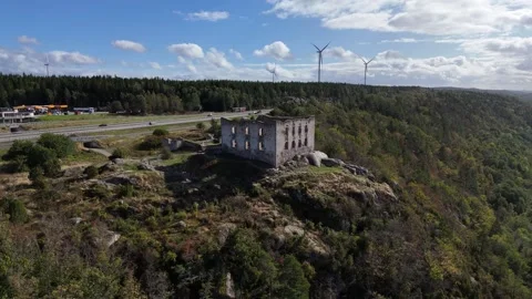 Brahehus Castle Ruin Framed with Fields, Forest, and Lake Vattern Vidéo 347673037