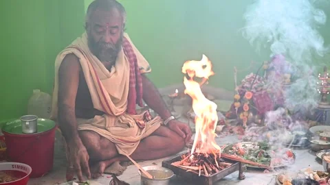 Brahmin performs the Yajna during puja in Kolkata, India on October 09, 2022 스톡 동영상 283800940