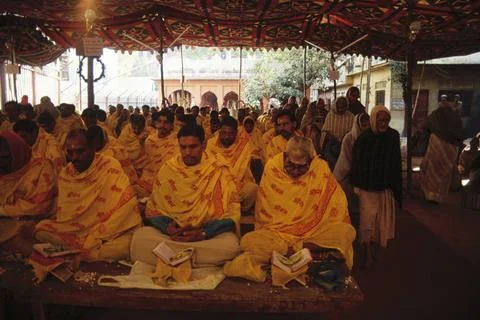 Brahmins chanting ramayana scriptures book in nine days 9, varanasi, uttar... Foto stock