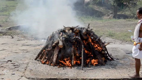 Brahmins perform the ritual at the funeral pyre. Stock Footage 301409296