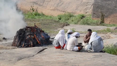 Brahmins perform the ritual at the funeral pyre. Stock Footage 301409335