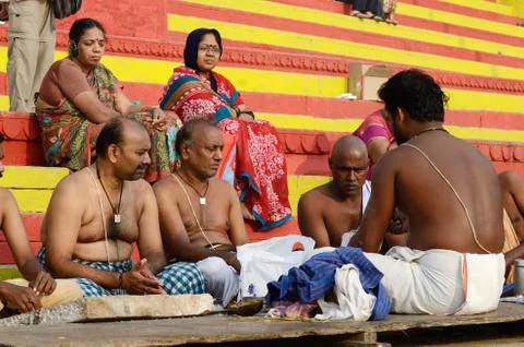 Brahmins (priests) perform puja - ritual ceremony at varanasi ghats,India Foto stock