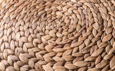 Braided brown bast coaster surface with circular design pattern Fotos de archivo