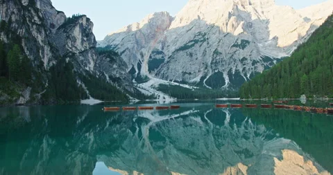 Braies lake with dolomites mountain reflection in italy 스톡 동영상 340787479