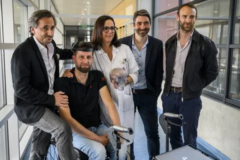 Brain Computer Interface allows a paralyzed person walk again naturally, Lausann Foto stock