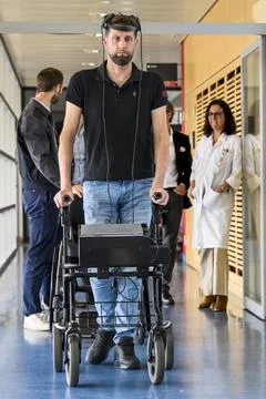 Brain Computer Interface allows a paralyzed person walk again naturally, Lausann 库存照片