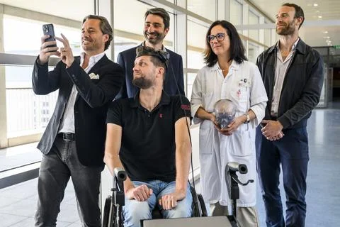 Brain Computer Interface allows a paralyzed person walk again naturally, Lausann Foto stock