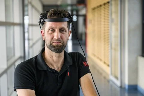 Brain Computer Interface allows a paralyzed person walk again naturally, Lausann 库存照片