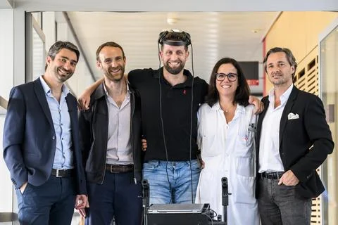 Brain Computer Interface allows a paralyzed person walk again naturally, Lausann 库存照片