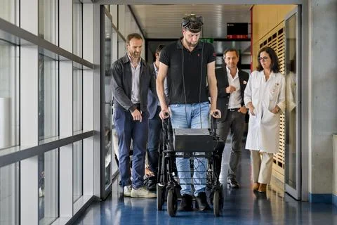 Brain Computer Interface allows a paralyzed person walk again naturally, Lausann 库存照片