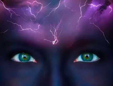 Brainstorm conceptualisation, lightnings on blue female forehead Stockfoto's