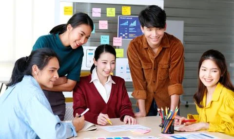 Brainstorm planing creative asian teamwork, Group of asia mobile phone app de Stock Photos